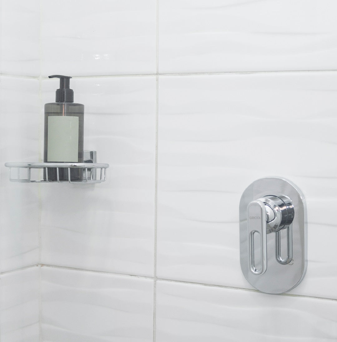 Ducha Monomando Londra acabado cromado Ref. 01-4201-11SR, instalado en pared de baño con azulejo blanco