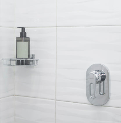 Ducha Monomando Londra acabado cromado Ref. 01-4201-11SR, instalado en pared de baño con azulejo blanco